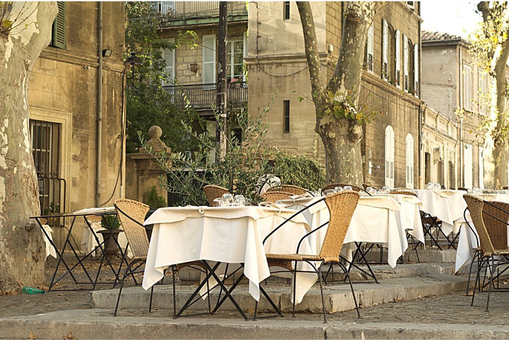 Vous rêvez d'un bon repas à Avignon? Voici notre top 3 des restaurants à aller voir si vous voulez sortir ce week-end !