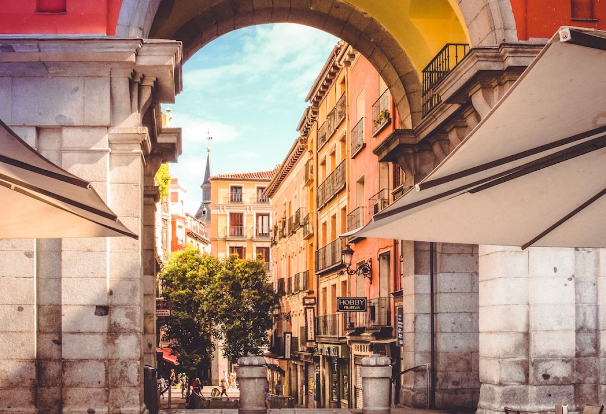 Ruelles médiévales animées sous un ciel bleu